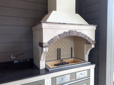 современное барбекю из камня для дачи