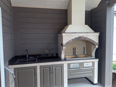 современное барбекю из камня для дачи