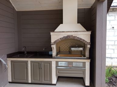 современное барбекю из камня для дачи