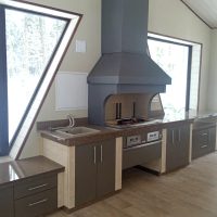 зона барбекю в закрытой беседке