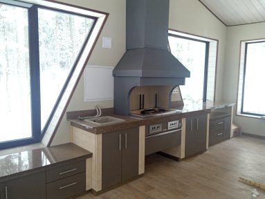 зона барбекю в закрытой беседке