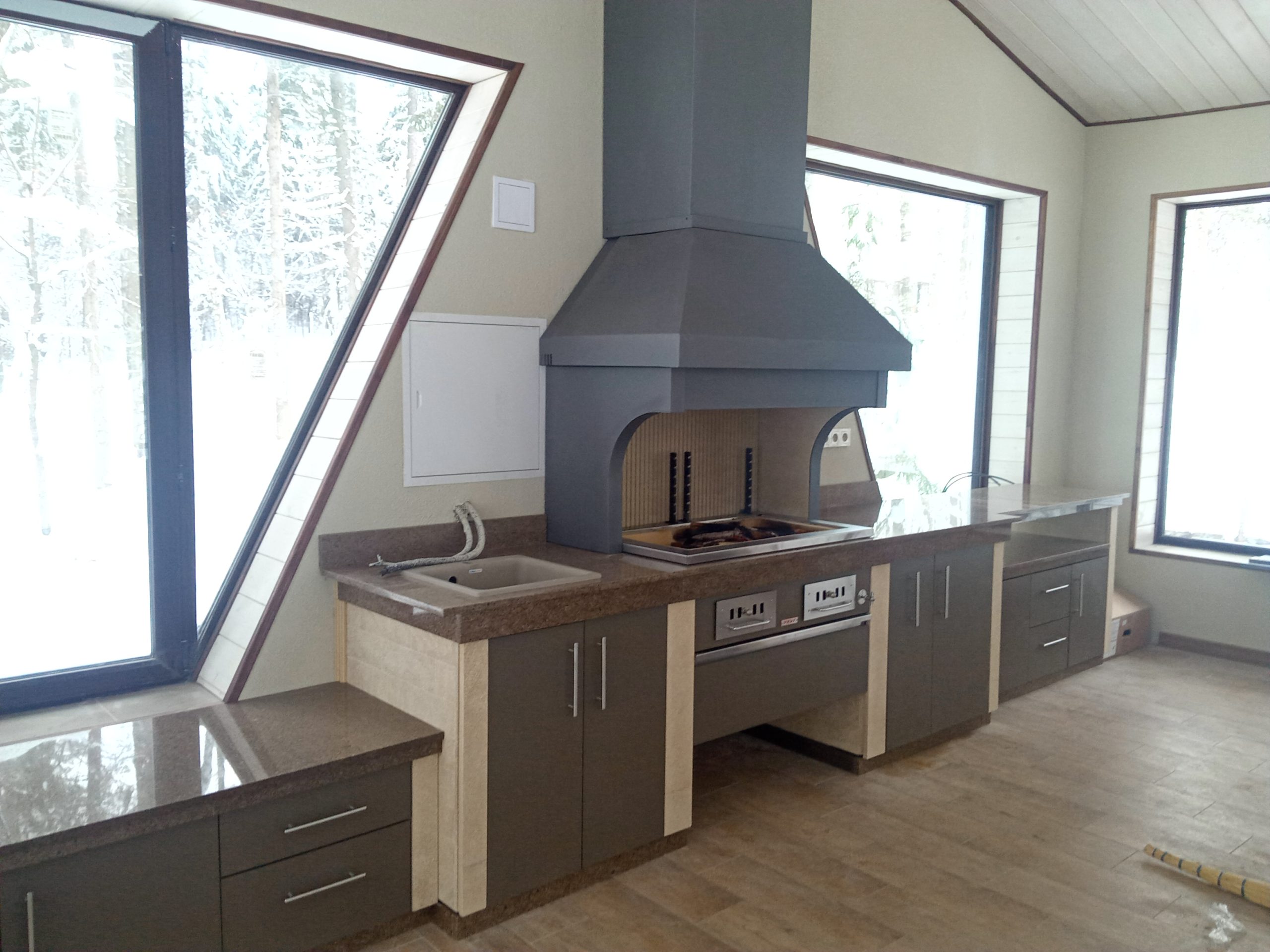 зона барбекю в закрытой беседке